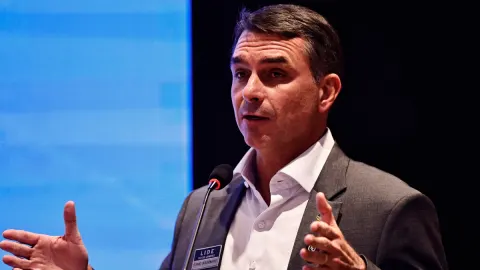 Aliados de Flávio justificam viagem aos EUA como perseguição e exílio