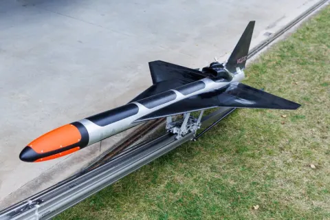 Ucrânia, Lituânia e Letônia desenvolveram conjuntamente o X-12, um drone interceptador movido a jato de alta velocidade projetado para destruir UAVs de ataque russos avançados, incluindo o Geran-5