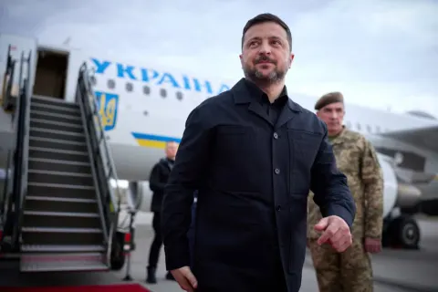 O primeiro-ministro da Noruega revelou que um drone quase atingiu o avião que transportava Volodymyr Zelensky