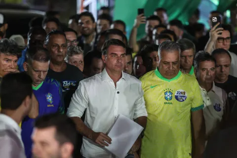 Mônica Bergamo: PF rastreia fronteiras para verificar se Flávio Bolsonaro fugiu do Brasil; aliado nega