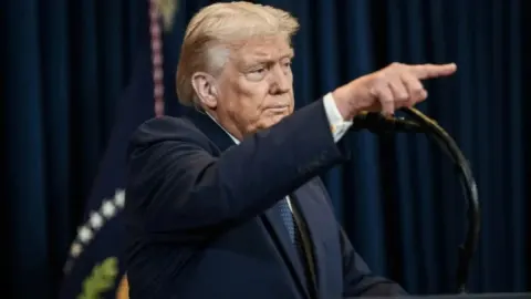 Aprovação de Trump cai para 31%, a menor de sua carreira