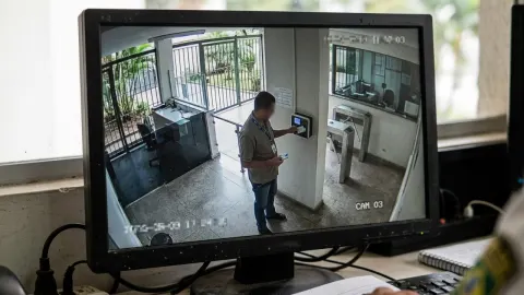 Funcionário com 11 anos de empresa bate o ponto de um colega atrasado como favor, é flagrado pelas câmeras e perde cerca de R$ 60 mil em verbas ao ser demitido por justa causa