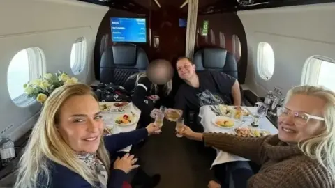 Fotos inéditas mostram viagem de Lulinha e lobista em jatinho de 20 milhões de dólares