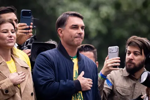 Flávio vê cenário favorável e passa a falar em vitória no 1º turno