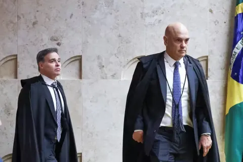 André Mendonça pede a Fachin, presidente do STF, que Alexandre de Moraes seja afastado imediatamente.
