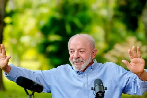 Lula publica artigo na Folha; Flávio Bolsonaro foi convidado, mas não escreveu - Revista Fórum