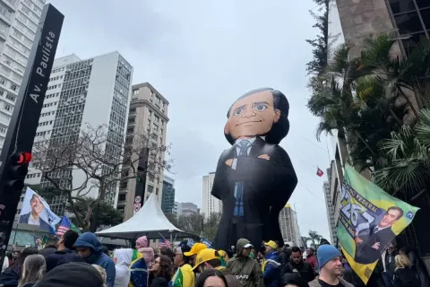 Apoiadores homenageiam André Mendonça em ato feito por Flávio na Paulista