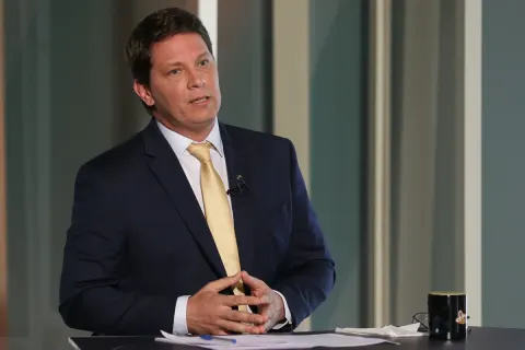 PF faz buscas contra Mario Frias e produtora de filme sobre Bolsonaro