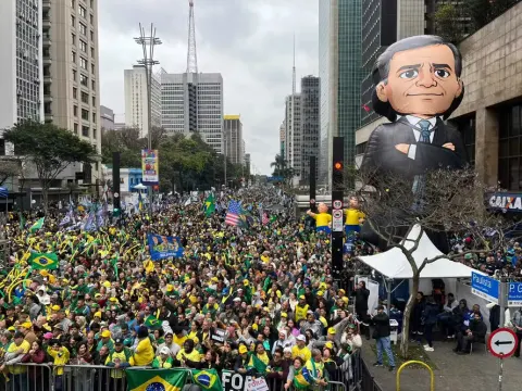 Flávio Bolsonaro reúne apoiadores em ato na Paulista contra Lula e Moraes