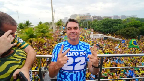Aliados próximos à família Bolsonaro são informados de que Flávio teria fugido do Brasil