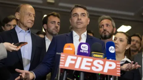 Como é o projeto de trabalho flexível apoiado por Flávio Bolsonaro que vai na contramão da PEC do fim da 6x1 - (Estados Unidos e China, Banco de Horas).
