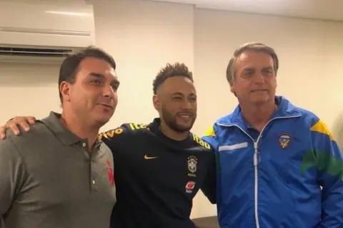 Neymar comenta publicação de MC Cabelinho sobre Flávio Bolsonaro nas redes sociais