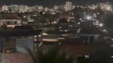 Favela e prédios contrastam em panelaço contra Flávio Bolsonaro