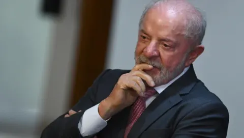 Governo muda critério e alega ter zerado a fila do INSS a um mês das eleições