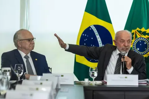 Lula procura ministros do STF e tenta articular saída para crise na Corte