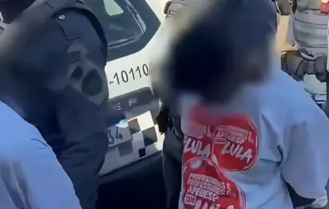 Equipe de Lula diz que PMs mandaram presos vestirem camisas do PT