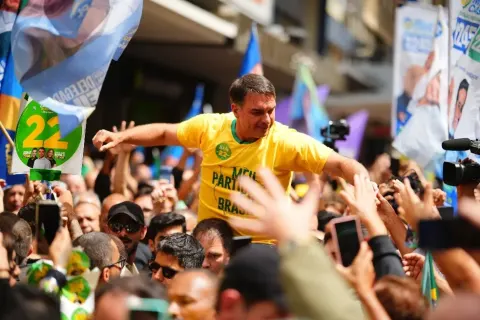 Flávio faz comício em Juiz de Fora no local onde Jair Bolsonaro foi esfaqueado em 2018