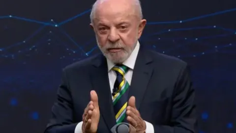Flávio questiona Lula sobre Luchsinger e petista responde: &quot;Problema da PF&quot;