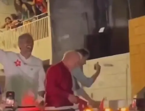 Em carreata no Nordeste Lula é humilhado com chuva de dinheiro falso; veja o vexame