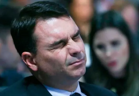 Coaf flagra mais R$ 8 milhões de Vorcaro para Flávio Bolsonaro