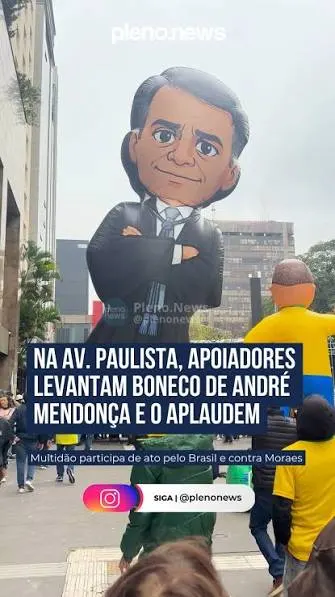 Manifestantes em SP exibem boneco gigante do ministro André Mendonça