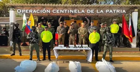 Presidente da Colômbia exibe corpos de criminosos e promete “mão de ferro” contra narcoterroristas