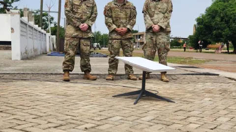 Testes da Starlink em condições adversas: experimento do Exército no deserto revela desafios e oportunidades da tecnologia comercial.