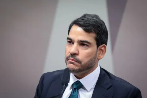 AGU insistirá com recurso no STF mesmo após Dino reintegrar Andrei