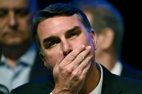 Governo Trump está ciente da saída de Flávio do Brasil e vai conceder asilo, dizem aliados
