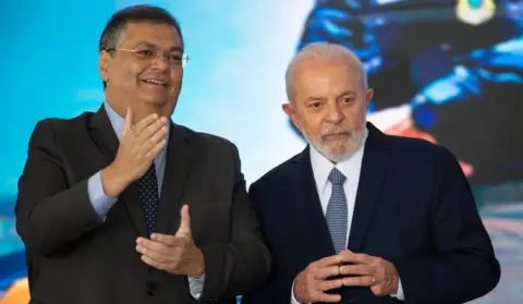 Dino manda PF abrir inquérito sobre suposto financiamento estrangeiro à campanha de Flávio