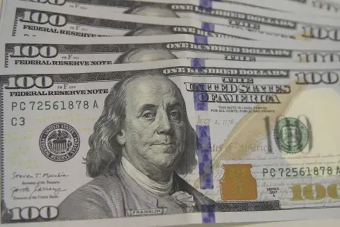 Dólar dispara 8,65% e Bolsa aciona circuit breaker após vitória de Lula