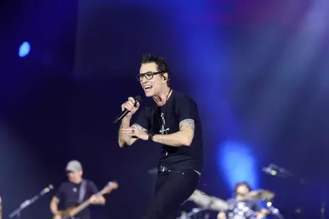 Capital Inicial dedica música a Vorcaro e ministros do STF no Rock in Rio: &#039;Nos devem explicações&#039;