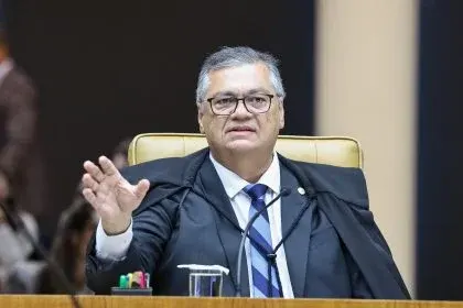 Sem citar Fachin, Dino questiona promessa de fim do Inquérito das Fake News.