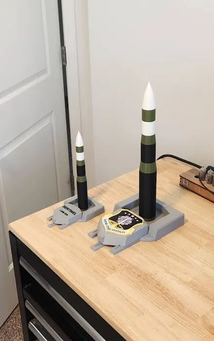 USAF monta míssil inerte Sentinel - (digital com inteligência artificial embarcada).