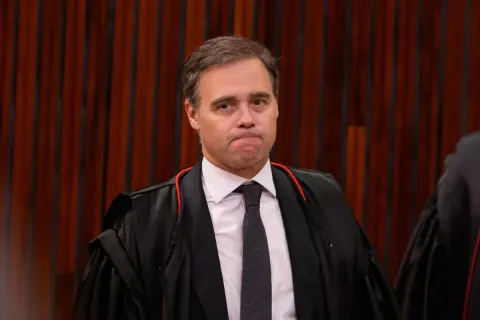 Em guerra com Moraes, Mendonça pede preces e se cala sobre caso Master