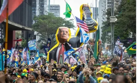 Helicópteros jogam santinhos lulistas durante ato de Flávio na Paulista, em SP