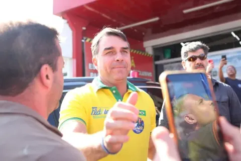  Alfredo Gaspar e Flávio Bolsonaro puxam coro de “Fora Moraes” na Paulista