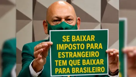 Queremos igualdade: se baixar o imposto para os estrangeiros, tem que baixar para os brasileiros também!