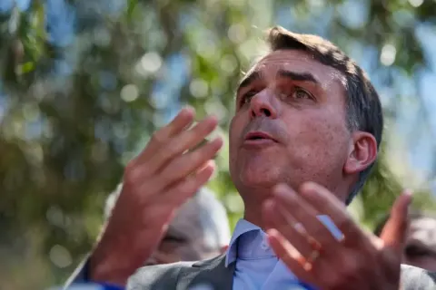 Aliados de Flávio Bolsonaro temem “bala de prata” de Lula