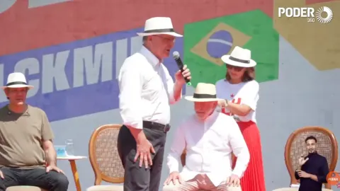 Janja borrifa água no pescoço de Lula durante comício pelo calor