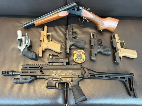PF apreende 7 armas durante operação que mira Mario Frias e produtora do filme &#039;Dark Horse&#039;