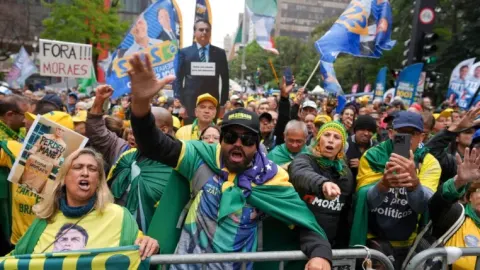 Flávio Bolsonaro reúne apoiadores na avenida Paulista, em SP, com mote ‘Fora Lula, Fora Moraes’