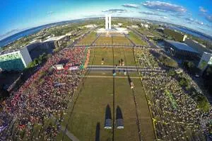 Senado analisa projeto que criminaliza a intolerância política