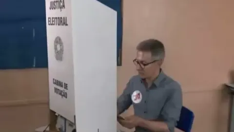 Justiça determina que Zema preste depoimento sobre celular em votação