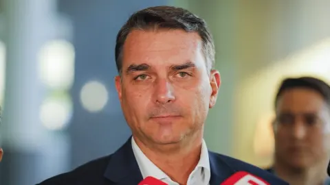 Deputados do Psol protocolam pedido de cassação de Flávio no Senado