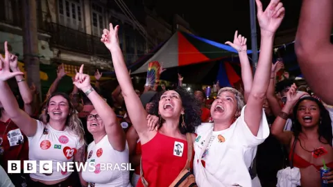 O Lula aumentou os votos em simplesmente TODAS AS CIDADES e por um percentual absurdamente alto. Isso é simplesmente IMPOSSÍVEL!!!