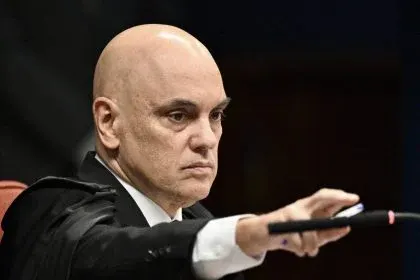 Moraes se declara impedido de votar recurso que pede liberdade de Bolsonaro. Agora? 