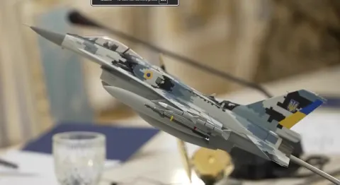 Lockheed Martin presenteia Zelensky com F-16 Block 70/72 em miniatura e discute reforço militar