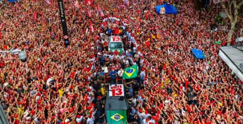 Lula reúne multidão na Paulista e encerra campanha com confiança na vitória sobre Flávio Bolsonaro