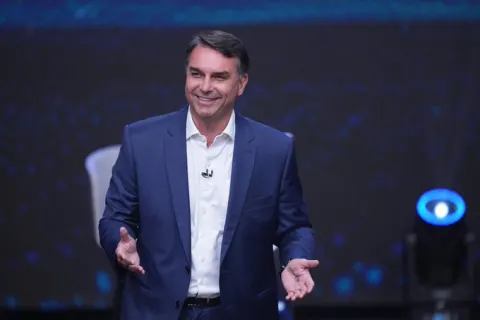 Flávio Bolsonaro fez festa em lancha com lobistas e prostitutas durante a pandemia, diz revista